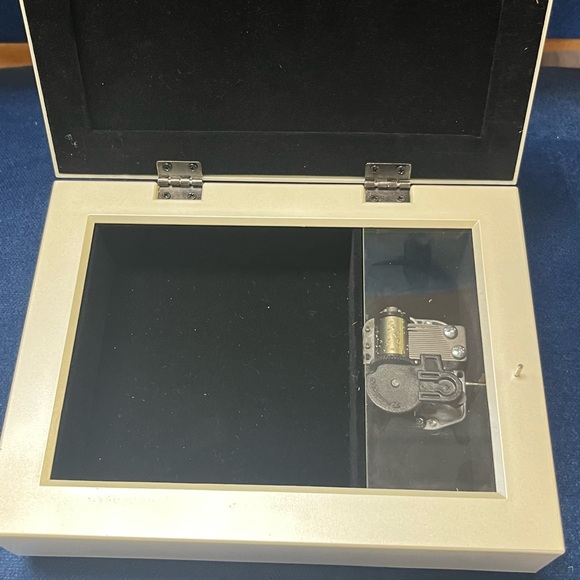 MUSICAL BOX - Picture 3 of 8